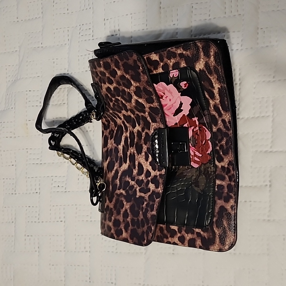 Small Cheetah with flowers